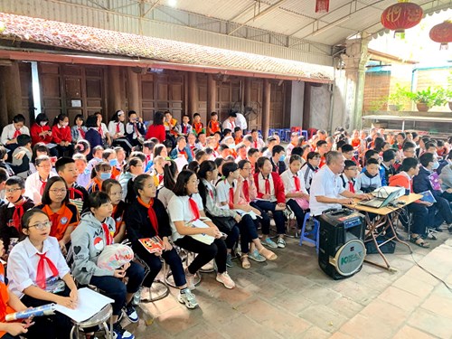 Thầy và trò trường THCS Ngọc Lâm với hoạt động tham quan di tích lịch sử địa phương trên địa bàn quận Long Biên