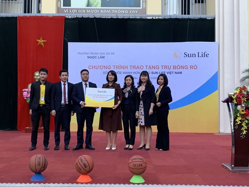 SunLife Việt Nam trao tặng 02 trụ bóng rổ cho các em trường THCS Ngọc Lâm