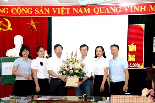 Ban đại diện CMHS nhà trường tặng hoa chia tay đồng chí Nguyễn Anh Tuấn