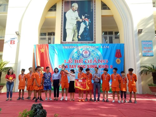 Bế mạc giải bóng đá truyền thống trường THCS Ngọc Lâm và trao cúp cho đội vô địch