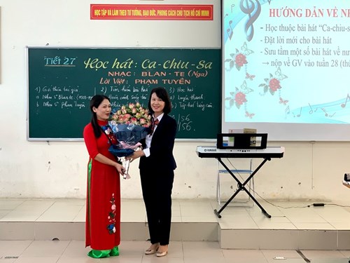 Chúc mừng cô giáo Nguyễn Thị Nhàn  giáo viên tổ Anh- Năng khiếu đã hoàn thành tiết thi giáo viên dạy giỏi cấp Quận  môn Âm nhạc