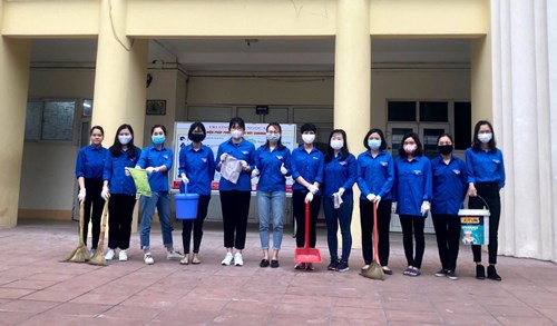 Chi đoàn trường THCS Ngọc Lâm tổng vệ sinh phòng học và khuôn viên nhà trường