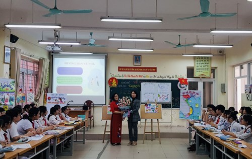 Cô giáo Vũ Thị Hương Giang, giáo viên tổ Anh – Năng khiếu đã hoàn thành tiết thi giáo viên dạy giỏi cấp Quận môn Mĩ Thuật.