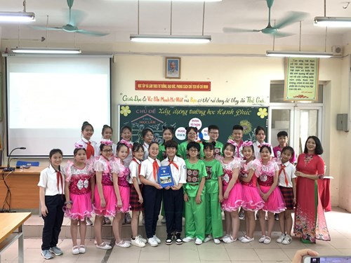 Cô giáo Nguyễn Thị Bình – giáo viên tổ Xã hội đã hoàn thành tiết thi giáo viên chủ nhiệm giỏi Giỏi cấp quận.