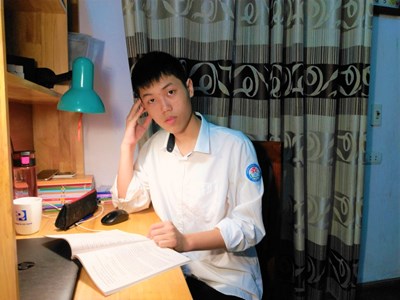 Nguyễn Quang Minh:  Kết hợp học lý thuyết và vận dụng thực tế  bí quyết để đạt kết quả cao trong kì thi vào THPT và các trường chuyên