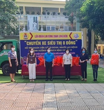 Liên Đoàn Lao Động quận Long Biên trao tặng túi quà  An sinh công đoàn  đến giáo viên, nhân viên có hoàn cảnh khó khăn trong mùa dịch Covid - 19