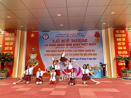 Trường THCS Ngọc Lâm thực hiện tổng kết khen thưởng chùm hoạt động thi đua   Chào mừng kỷ niệm 40 năm Ngày Nhà giáo Việt Nam 20-11 