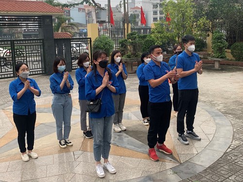 Chi đoàn trường THCS Ngọc Lâm làm vệ sinh và dâng hương tại Đài tưởng niệm phường Bồ Đề