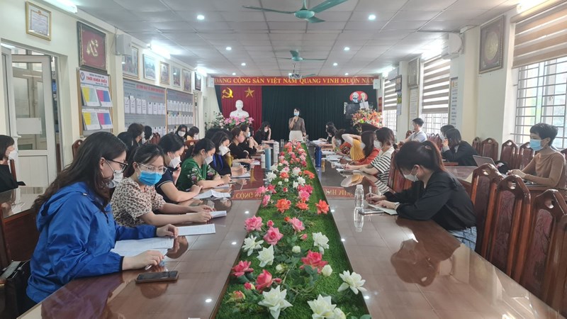Trường THCS Ngọc Lâm đón học sinh khối 6 trở lại trường học.