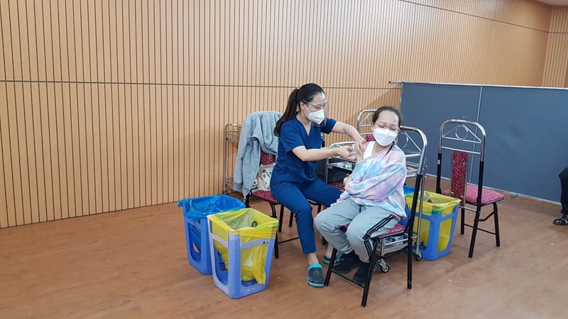 Trường THCS Ngọc Lâm phối hợp với Trung tâm y tế phường Bồ Đề triển khai tiêm Vacxin phòng Covid 19 cho trẻ dưới 12 tuổi.