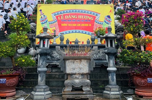 Hoạt động ngoại khóa năm học 2021-2022: Dâng hương tại di tích lịch sử đền thờ Thầy Chu Văn An và tham quan khu du lịch sinh thái Quảng Ninh Gate
