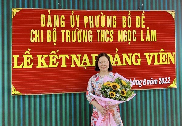 Lễ kết nạp đảng viên mới tại Chi bộ THCS Ngọc Lâm cho quần chúng ưu tú Nguyễn Thị Hồng Hà
