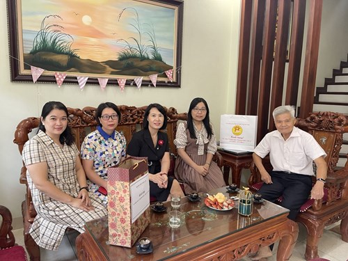Công đoàn Trường THCS Ngọc Lâm thăm hỏi, tặng quà các gia đình chính sách nhân ngày Thương binh - Liệt sỹ (27/7)