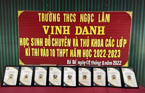 Niềm vui hân hoan của thầy và trò trường THCS Ngọc Lâm trong lễ vinh danh học sinh đỗ trường Chuyên và Thủ khoa các lớp trong kỳ thi vào 10 năm học 2022-2023.
