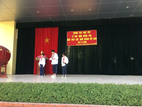 Thầy và trò Trường THCS Ngọc Thụy hưởng ứng ngày pháp luật nước cộng hoà xã hội chủ nghĩa Việt Nam năm 2020
