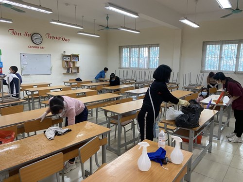 Trường THCS Ngọc Thụy lao động tổng vệ sinh chuẩn bị đón học sinh trở lại trường học.