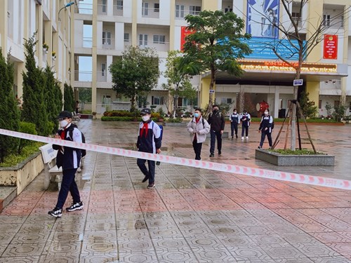Trường THCS Ngọc Thụy đón học sinh đi học trở lại.