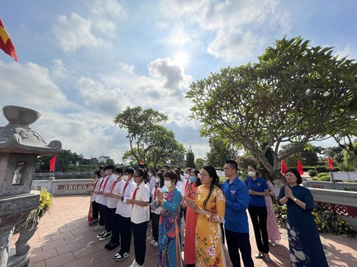 Trường THCS Ngọc Thụy tổ chức và tham gia các hoạt động tri ân nhân kỷ niệm 75 năm ngày Thương binh liệt sỹ (27/7/1947-27/7/2022)