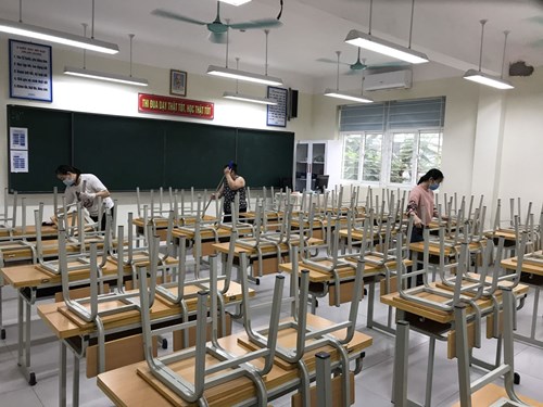Trường THCS Nguyễn Bỉnh Khiêm Tổng vệ sinh và phun khử khuẩn để đón học sinh trở lại học tập sau đợt nghỉ do dịch Covid-19.