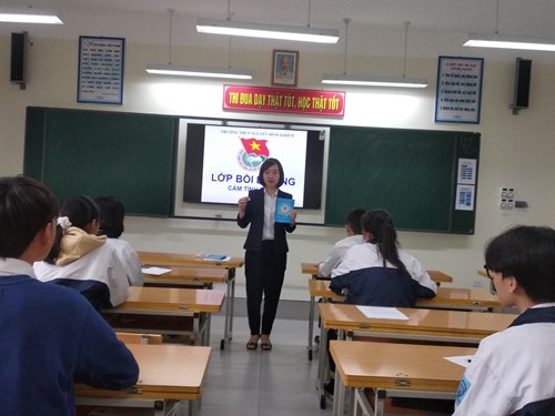 Trường THCS Nguyễn Bỉnh Khiêm tổ chức lớp cảm tình Đoàn cho học sinh ưu tú khối 9 