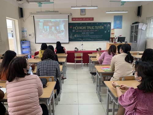 Giáo viên Trường THCS Nguyễn Bỉnh Khiêm tham gia tập huấn trực tiếp và trực tuyến giới thiệu sách giáo khoa lớp 7