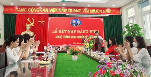 Chi bộ trường THCS Nguyễn Bỉnh Khiêm nết nạp Đảng viên mới