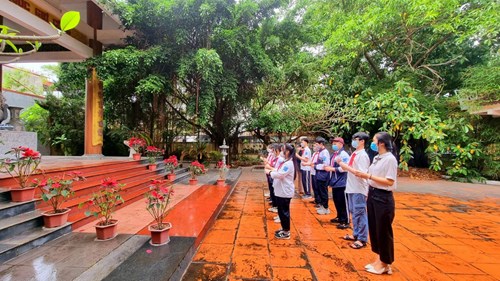 Liên đội THCS Nguyễn Bỉnh Khiêm dâng hương và chăm sóc, vệ sinh khu Đài tưởng niệm anh hùng liệt sỹ phường Phúc Đồng.