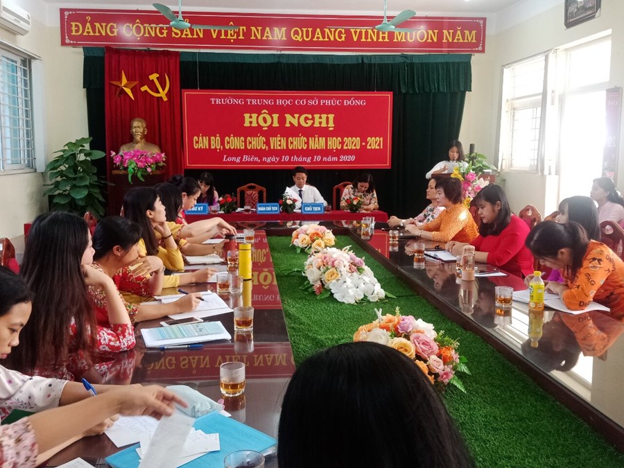 Đồng chí Nguyễn Thị Bích Hồng – Chủ tịch công đoàn- HP nhà trường cũng đã tổng kết  phong trào thi đua năm học vừa qua và nêu phương hướng phong trào thi đua năm học 2020- 2021