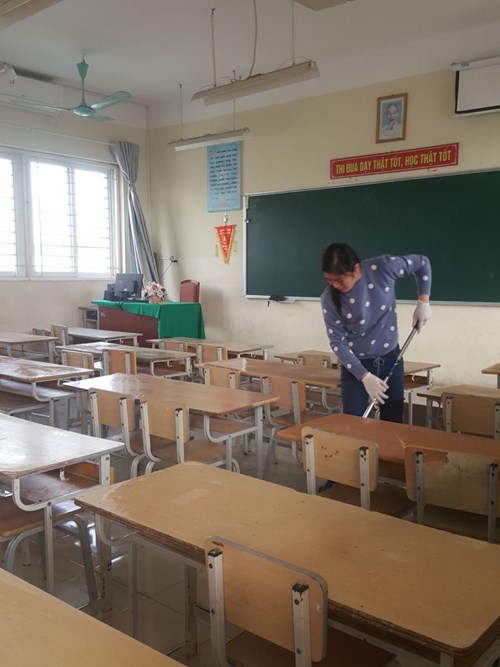 Trường THCS Phúc Đồng triển khai khử trùng, tổng vệ sinh trường học lần thứ 4