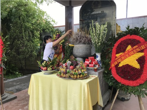 Trường THCS Phúc Đồng dâng hương đài tưởng niệm liệt sĩ Phường Phúc Đồng