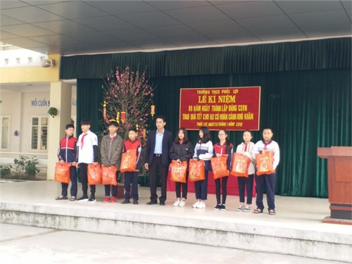 Lễ kỉ niệm 89 năm ngày thành lập Đảng cộng sản Việt Nam và trao quà tết cho học sinh có hoàn cảnh khó khăn