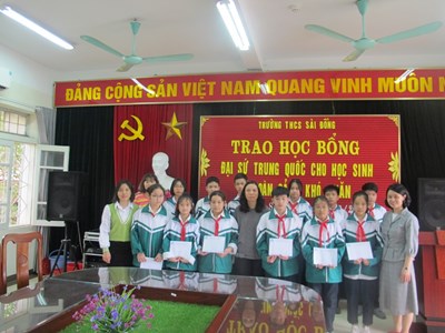     Trường THCS Sài Đồng long trọng tổ chức buổi lễ trao học bổng của Đại sứ Trung Quốc cho những học sinh có hoàn cảnh khó khăn