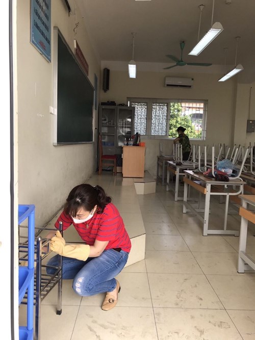 Trường THCS Sài Đồng lao động vệ sinh chuẩn bị đón học sinh quay trở lại trường học sau đợt nghỉ dài phòng chống dịch Covid 19