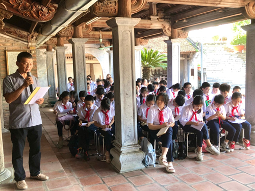 Trường THCS Sài Đồng tổ chức tham quan di tích lịch sử địa phương