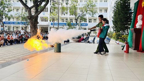 Huấn luyện nghiệp vụ phòng cháy, chữa cháy và cứu nạn, cứu hộ tại trường THCS Sài Đồng năm học 2022- 2023