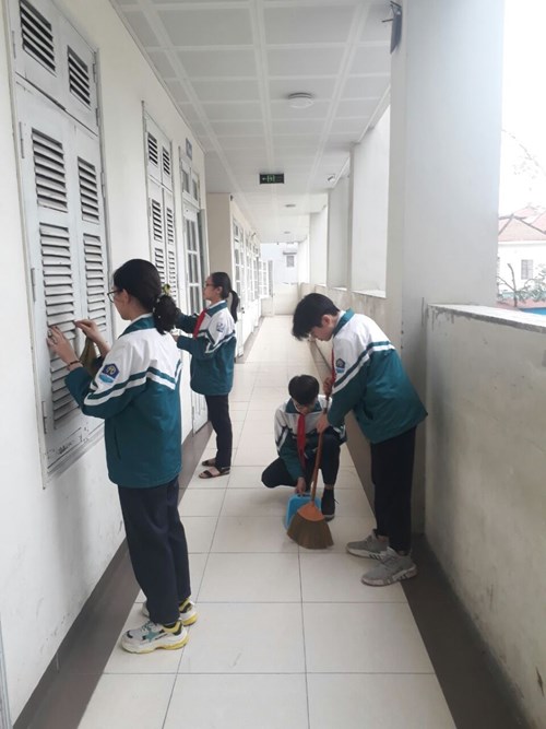 Tổng vệ sinh lớp học cuối tuần - Một hoạt động ý nghĩa, bổ ích của học sinh trường THCS Sài Đồng