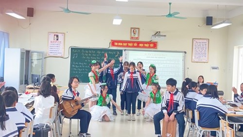 Chúc mừng cô giáo Vũ Thị Huyền Trang - giáo viên tổ Xã hội đã hoàn thành tiết thi giáo viên dạy giỏi cấp Quận môn Âm nhạc