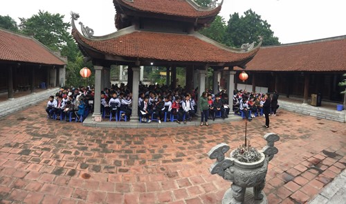 Trường THCS Thanh Am tổ chức cho học sinh khối 6  tham quan di tích lịch sử văn hoá địa phương  Đình Bắc Biên và Đình Thanh Am