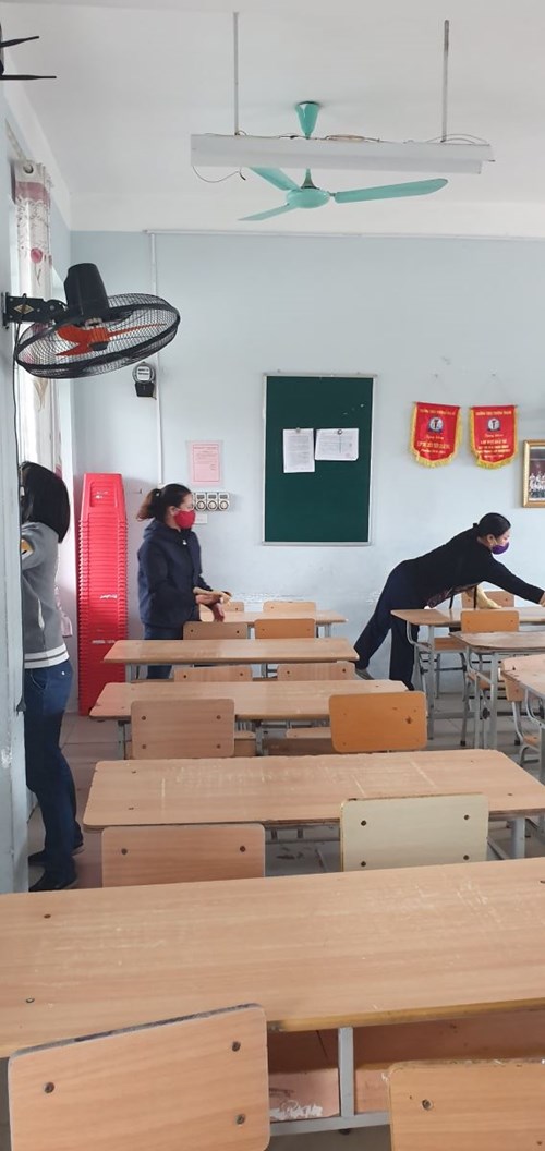 Tổng vệ sinh cao điểm đợt 3 phòng chống dịch Covid - 19 của trường THCS Thượng Thanh