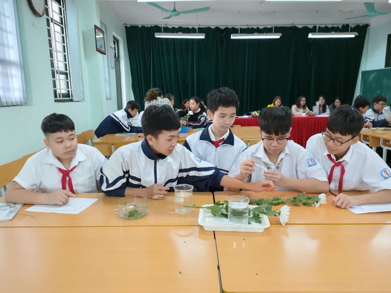 Buổi sinh hoạt STEM trường THCS Thượng Thanh với chủ đề: Sắc hoa tháng 10.