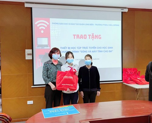 Học sinh Đỗ Chi Linh lớp 8A6 Trường THCS Thượng Thanh nhận quà hỗ trợ chương trình  Sóng và máy tính cho em  tại Phòng giáo dục và đào tạo Quận Long Biên