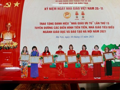 Cô giáo Trần Thu Thủy vinh dự nhận giải thưởng Nhà giáo Hà Nội tâm huyết sáng tạo.