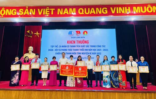 Liên đội THCS Thượng Thanh nhận cờ đơn vị xuất sắc trong công tác Đội và phong trào thiếu nhi thành phố Hà Nội năm học 2021-2022 