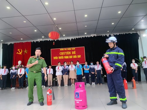 Tiết chào cờ tuần 8:  Tuyên truyền về phòng cháy chữa cháy cho học sinh, giáo viên Trường THCS Thượng Thanh 