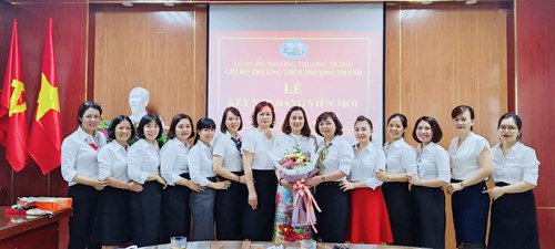 Chi bộ trường THCS Thượng Thanh tổ chức lễ kết nạp Đảng viên mới cho quần chúng ưu tú Vũ Thị Hằng