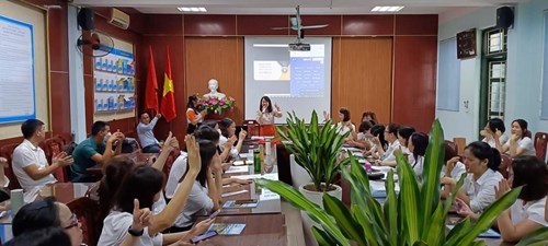 Giáo viên trường THCS Thượng Thanh tập huấn  Giáo viên thời đại 4.0 