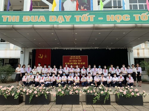 Trường THCS Thượng Thanh tổ chức  Lễ chia tay học sinh sang trường THCS Gia Quất 