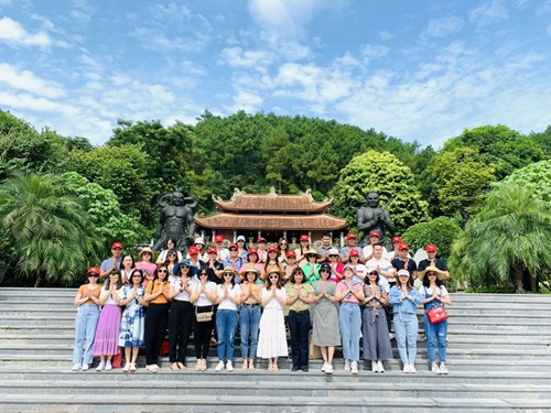 Trường THCS Thượng Thanh tổ chức buổi  Gặp mặt và chia tay giáo viên chuyển công tác 