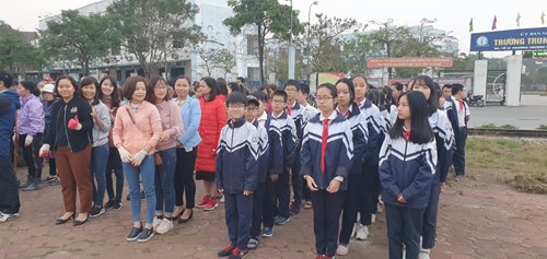 Hưởng ứng đợt ra quân làm sạch và duy trì vệ sinh môi trường tại các khu vực công cộng trên địa bàn phường Thượng Thanh