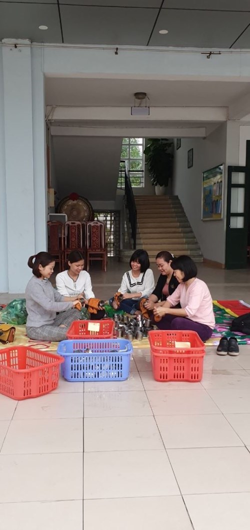 Chi đoàn trường THCS Thượng Thanh vệ sinh dụng cụ uống nước cho học sinh